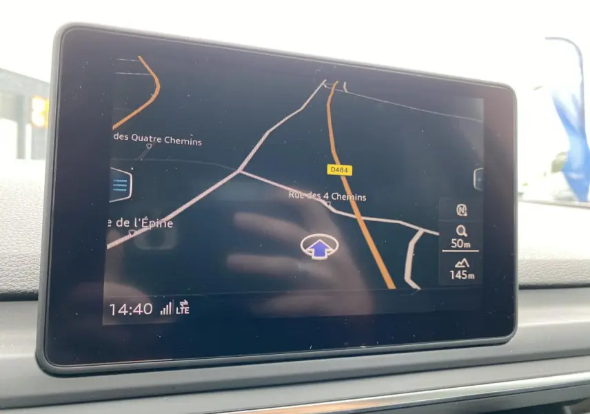 Écran de navigation MMI de l'Audi A4 Allroad Quattro 2016 affichant une carte routière intérieure.