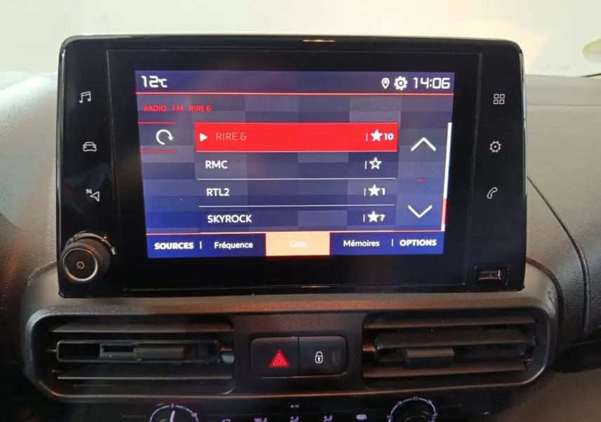 Écran tactile central affichant la radio dans l'habitacle du Citroën Berlingo blanc, vue de face.