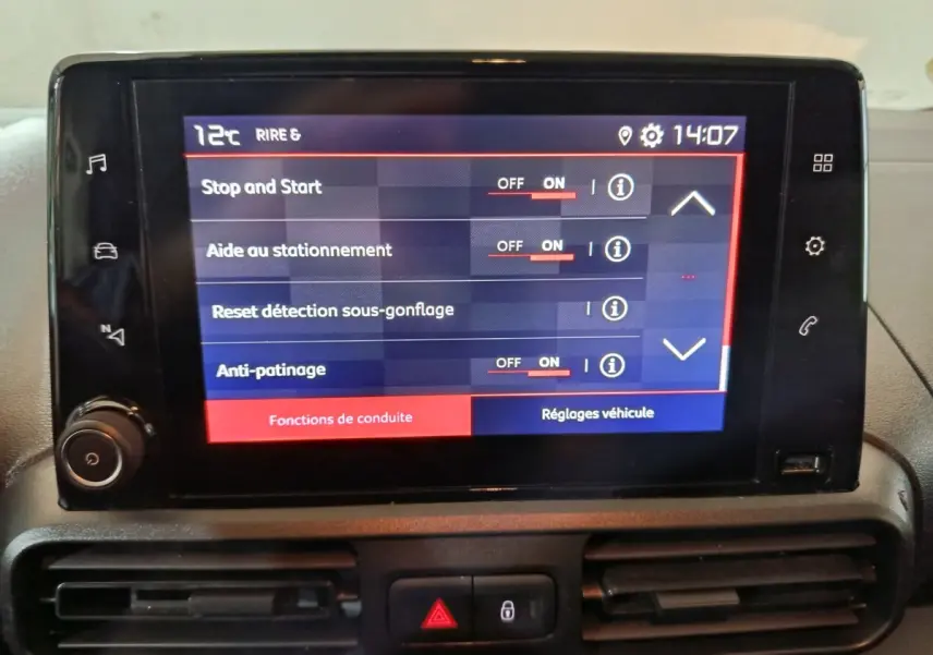 Écran tactile intérieur du tableau de bord du Citroën Berlingo 2021 affichant les réglages d’aide à la conduite.