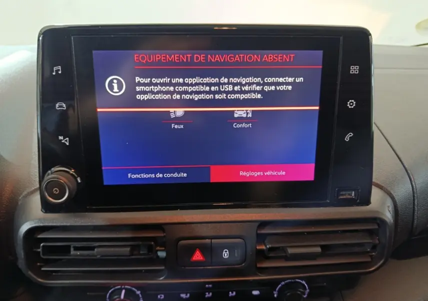 Écran central tactile du tableau de bord du Citroën Berlingo blanc, affichant un message d'absence de navigation.