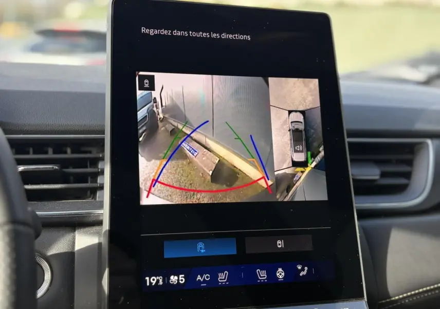 Écran tactile intérieur de la Renault Symbioz 2025 montrant la caméra 360° en vue arrière avec guidage coloré.