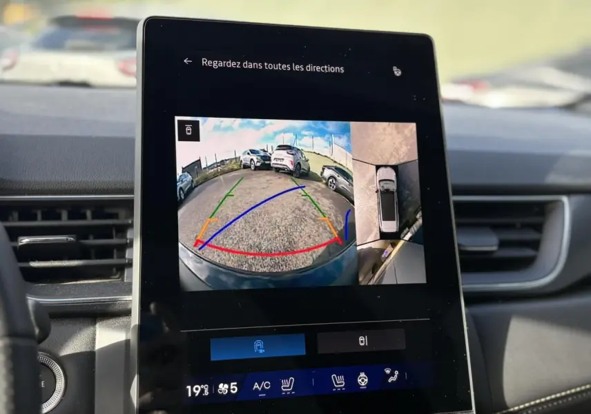 Écran tactile intérieur montrant la caméra 360° du Renault Symbioz noir étoilé, vue arrière et vue aérienne du parking.