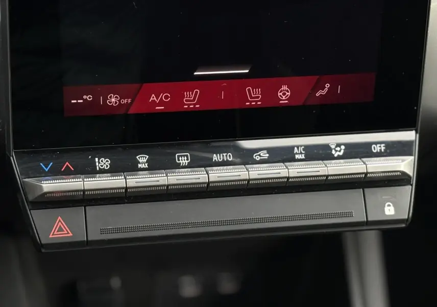 Gros plan sur la console centrale noire avec boutons de climatisation et écran tactile du Renault Symbioz noir étoilé.