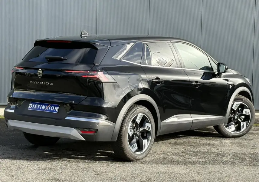 Vue 3/4 arrière droite d’un Renault Symbioz noir étoilé avec jantes 18 pouces et hayon mains libres.