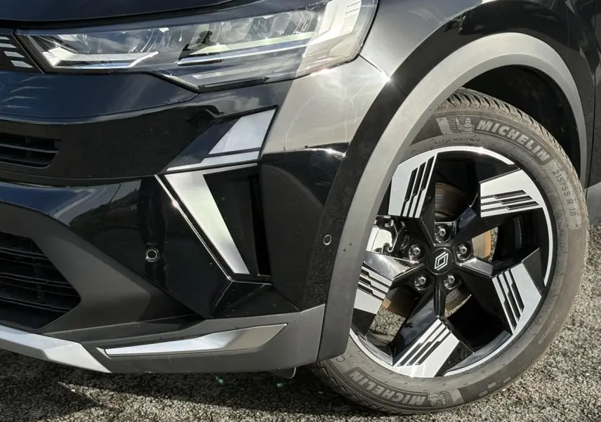 Gros plan sur l’avant droit noir étoilé du Renault SYMBIOZ 2025 avec jante 18 pouces Gravity et détails lumineux LED.