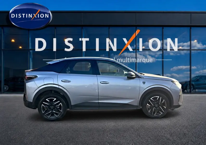 Peugeot 3008 gris en profil droit devant une vitrine avec logo Distinxion, jantes alliage noires visibles.