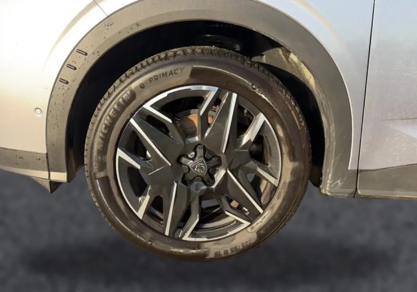 Gros plan sur la roue avant gauche gris clair d’un Peugeot 3008 1.2 hybrid 145 GT avec jante alu distinctive.