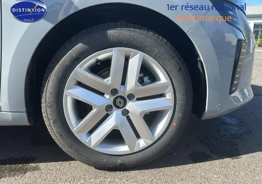 Gros plan sur la roue avant droite grise rafale de la Renault Clio V 1.5 blue dci 100 evolution avec jante alliage.