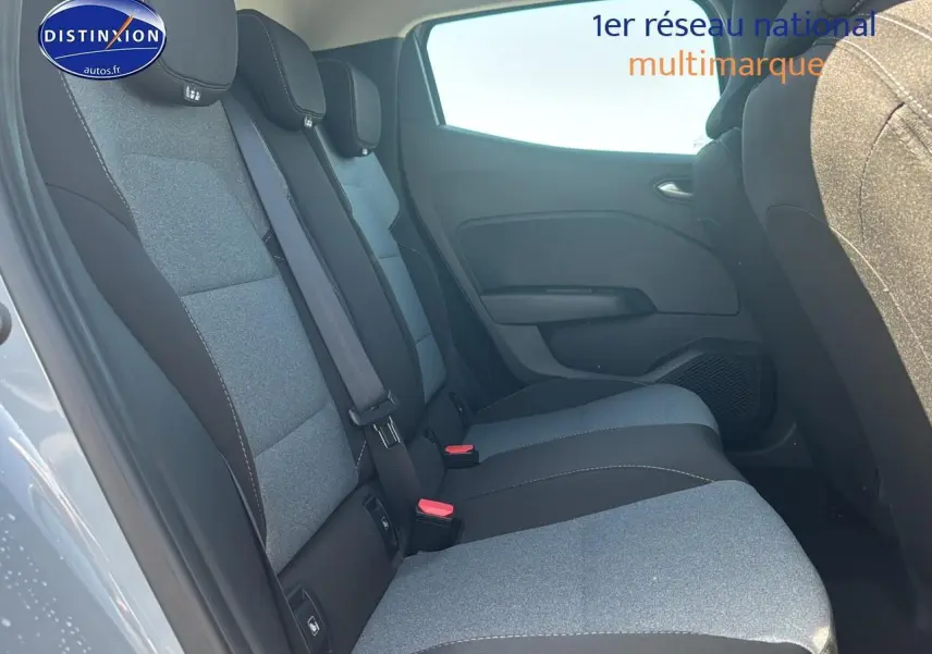 Vue latérale gauche de la banquette arrière gris clair et noir de la Renault Clio V 1.5 blue dci 100 Evolution 2025.