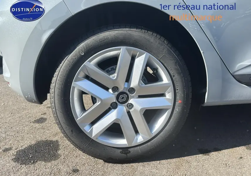 Gros plan sur la roue avant droite et jante argentée d'une Renault Clio V gris rafale.