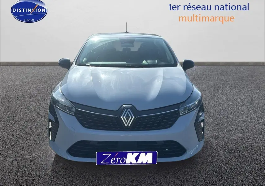 Vue avant d'une Renault Clio V gris rafale avec calandre noire et logo Renault bien visible.