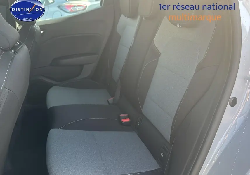 Vue intérieure côté droit sur la banquette arrière grise et noire de la Renault Clio V gris rafale.
