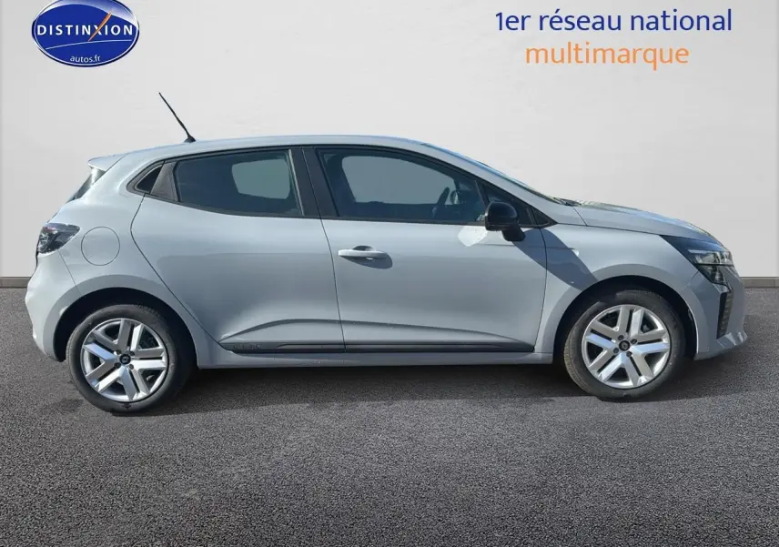 Profil droit de la Renault Clio V gris rafale 2025 avec jantes alliage et poignées ton carrosserie visibles.