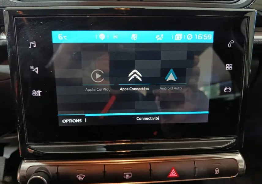 Écran tactile central de la Citroën C3 2024 gris foncé affichant les options Apple CarPlay et Android Auto.