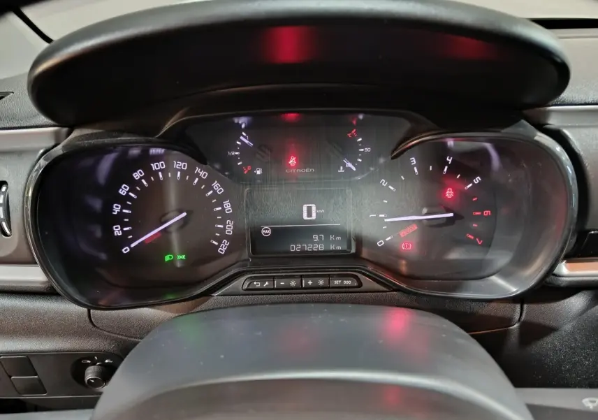 Vue rapprochée du tableau de bord numérique de la Citroën C3 2024, affichage clair avec compte-tours et vitesse digitale.