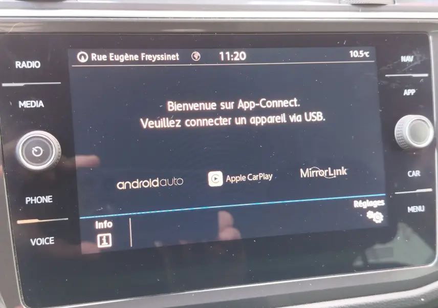 Écran tactile central du Volkswagen Tiguan 2019 affichant l'interface App-Connect avec options Android Auto et Apple CarPlay.