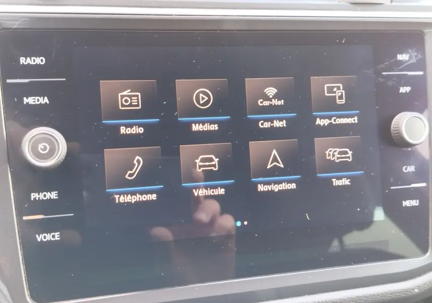 Écran tactile multimédia du Volkswagen Tiguan 2019 affichant les options radio, médias, navigation et téléphone.
