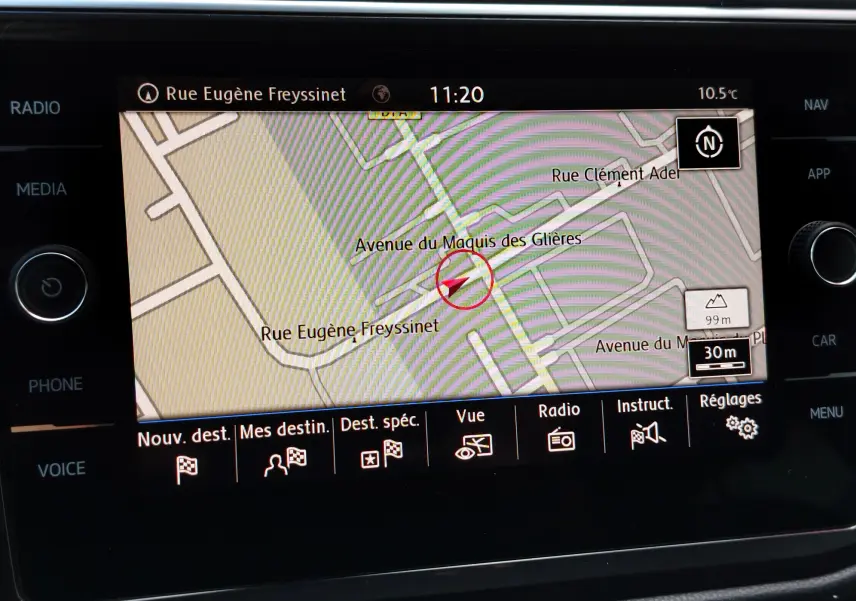 Écran tactile du système de navigation du Volkswagen Tiguan 2019, affichant une carte détaillée en mode jour.
