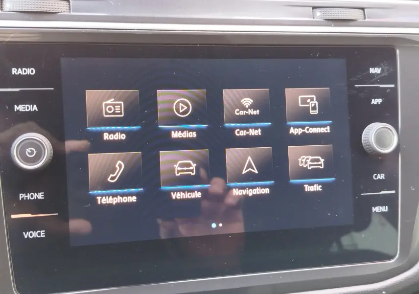 Écran tactile central du Volkswagen Tiguan 2019 affichant les options Radio, Médias, Car-Net, App-Connect, Téléphone, Véhicule, Navigation et Trafic.