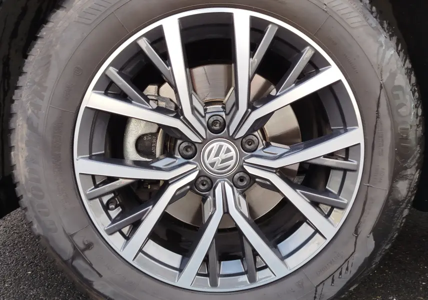Gros plan sur la jante alliage bicolore et le pneu Goodyear d’un Volkswagen Tiguan noir intense nacré.
