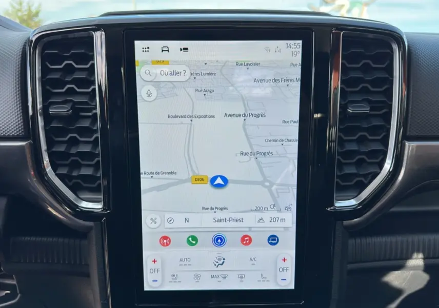 Écran tactile central du Ford Ranger gris carbone 2025 affichant la navigation GPS avec commandes climatisation intégrées.