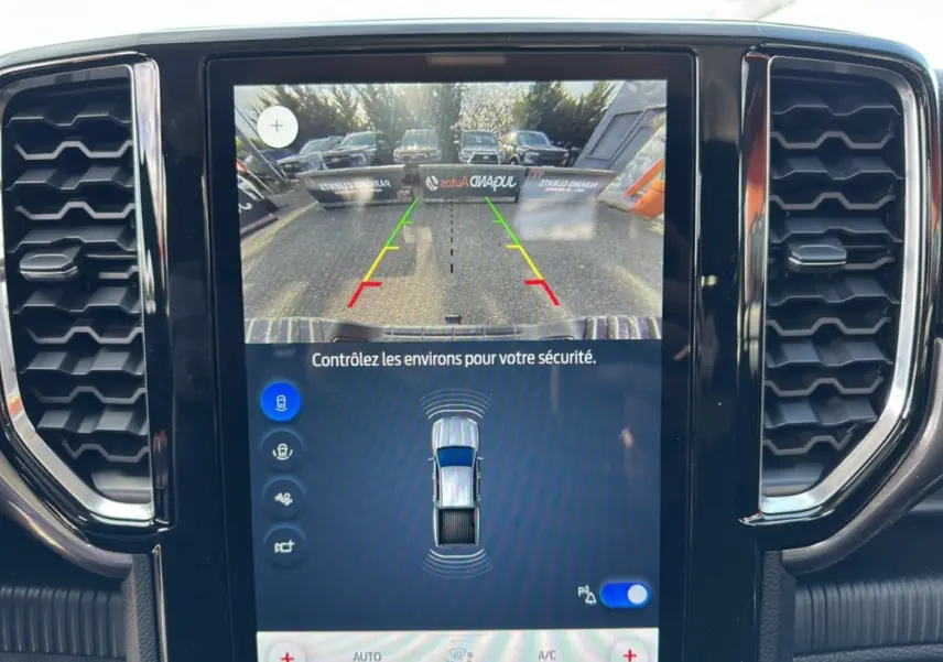 Écran central du Ford Ranger 2025 montrant la caméra de recul avec guidage coloré et vue arrière du véhicule.