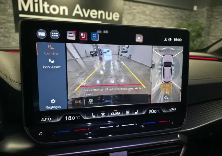 Écran tactile intérieur du CUPRA Formentor 2025 montrant l'assistance au stationnement avec vue caméra 360° et réglages climatisation.