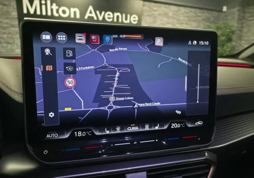 Écran tactile central du tableau de bord du CUPRA Formentor 2025, affichant la navigation avec interface moderne.