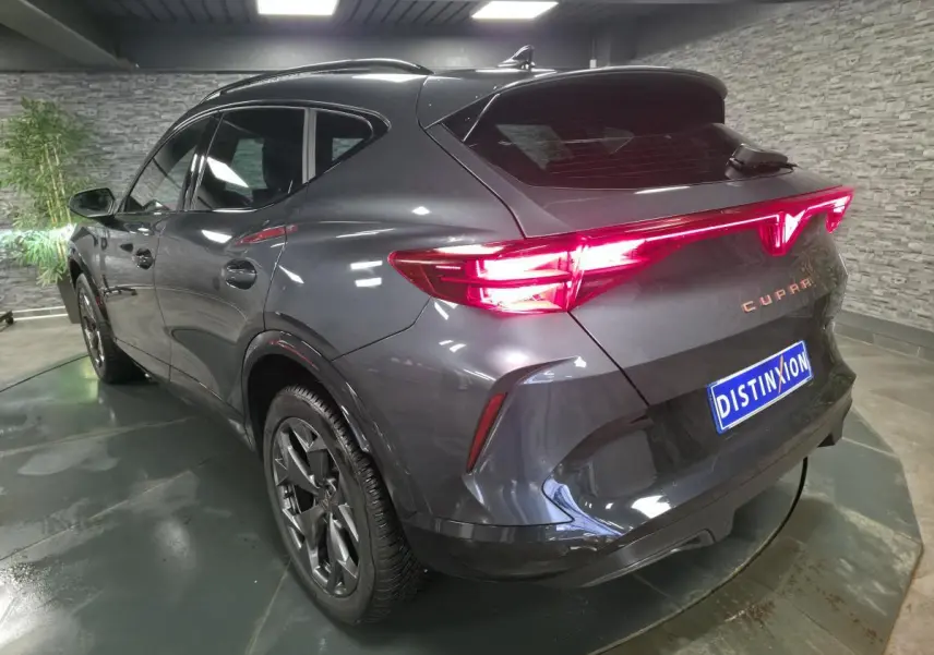 Vue 3/4 arrière droite du CUPRA Formentor gris avec signature lumineuse Tri-LED et jantes alliage 18 pouces.