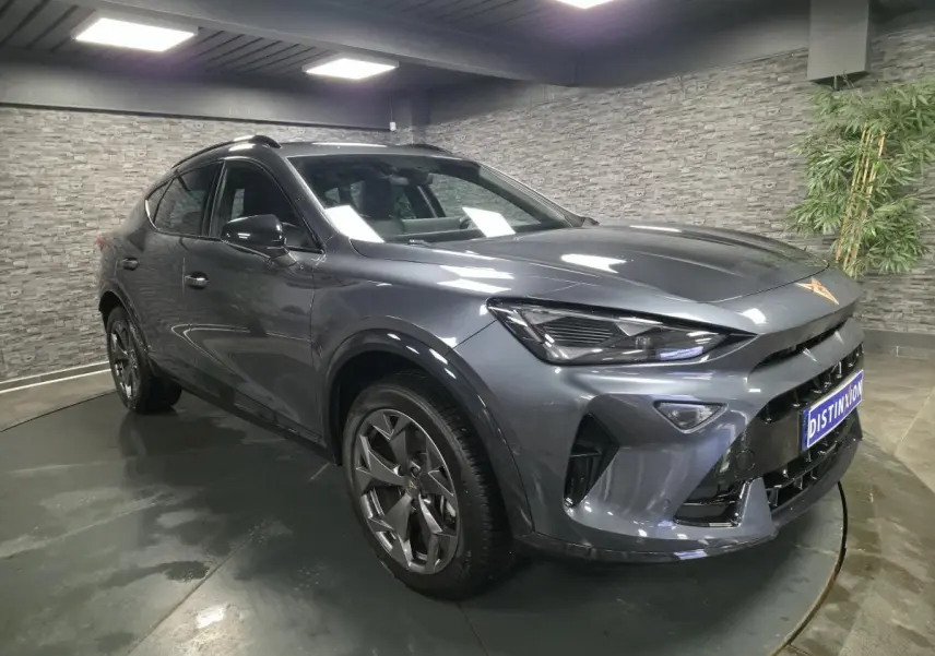 Vue 3/4 avant droite d'un CUPRA Formentor gris métallisé avec jantes alliage 18'' et signature lumineuse Tri-LED.
