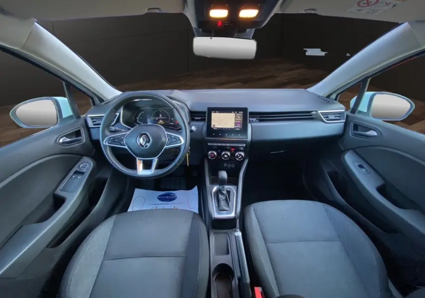 Vue intérieure avant de la Renault Clio Business E-TECH 2021, volant multifonctions, écran tactile central et sièges noirs.