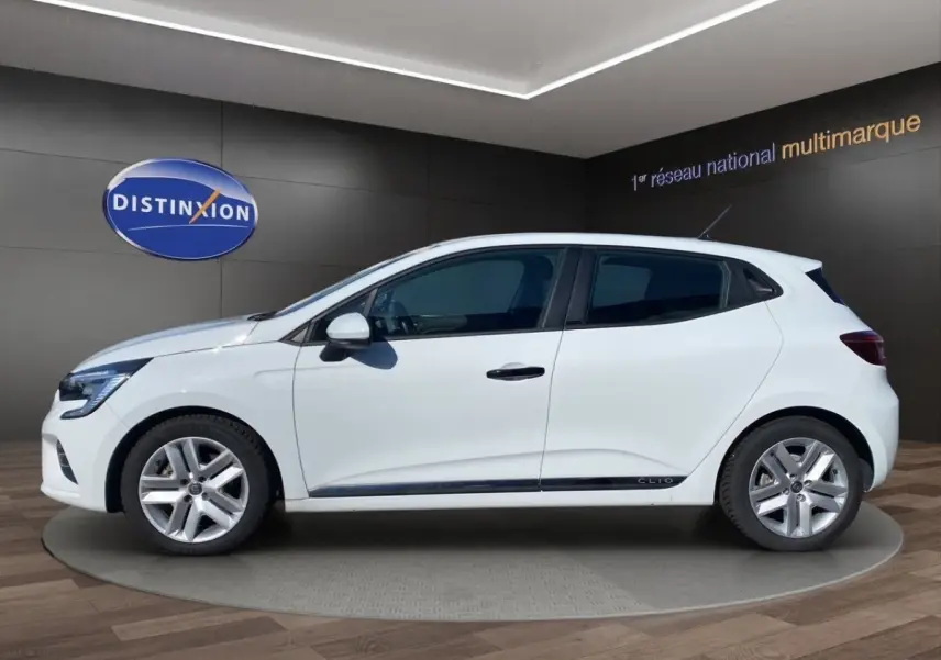Profil droit d'une Renault Clio Business Réversible E-TECH 140 blanche, avec jantes alliage et logo Clio sur la porte.