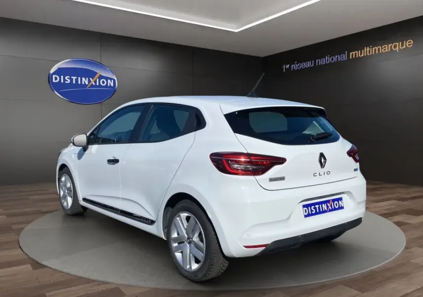 Vue 3/4 arrière droite d'une Renault Clio blanche 2021 avec feux LED et logo Renault Tech visible.