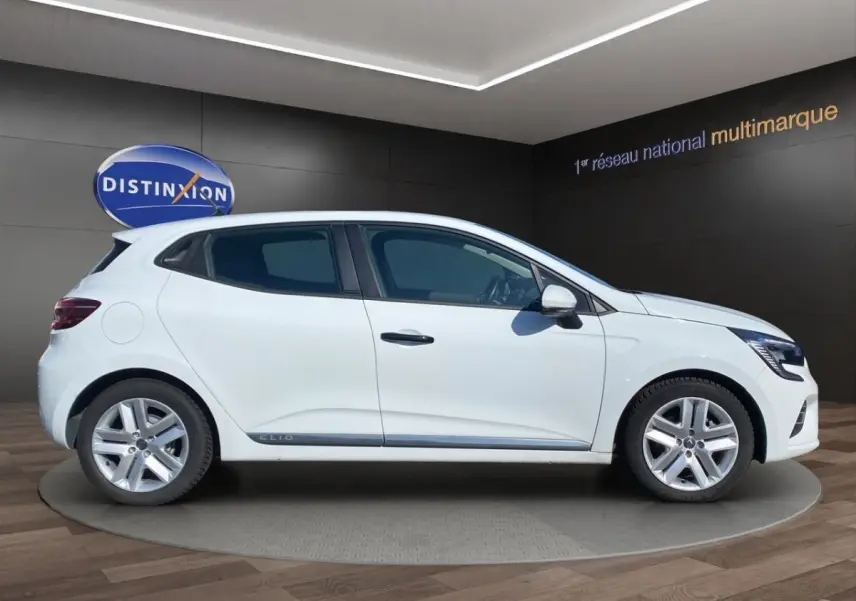 Profil droit d'une Renault Clio blanche 2021 Business Réversible E-TECH 140 avec jantes alliage et feux LED.