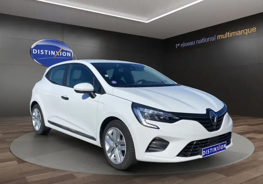 Renault Clio Business E-TECH 140 blanche vue 3/4 avant droit, avec phares LED et jantes alliage visibles.
