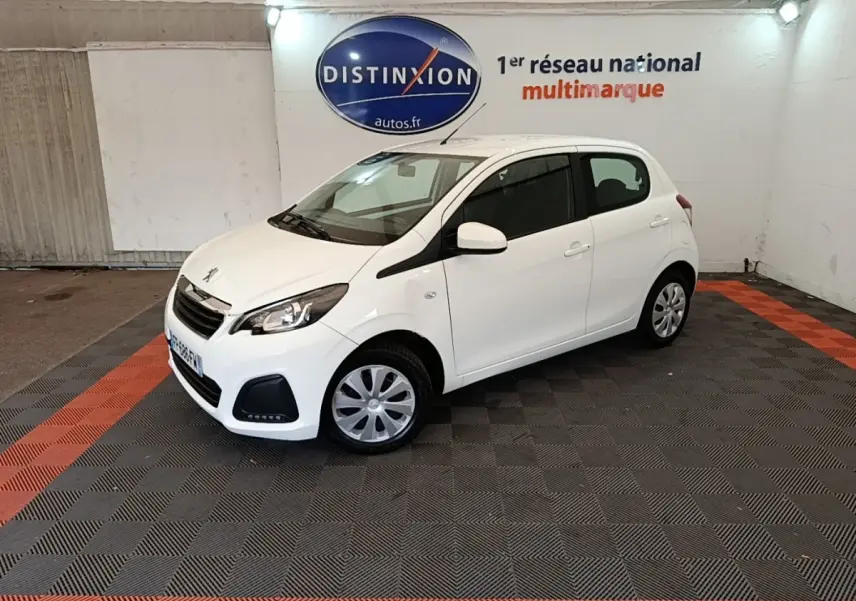 Peugeot 108 blanc vue 3/4 avant droit dans un showroom avec logo Distinxion en arrière-plan.