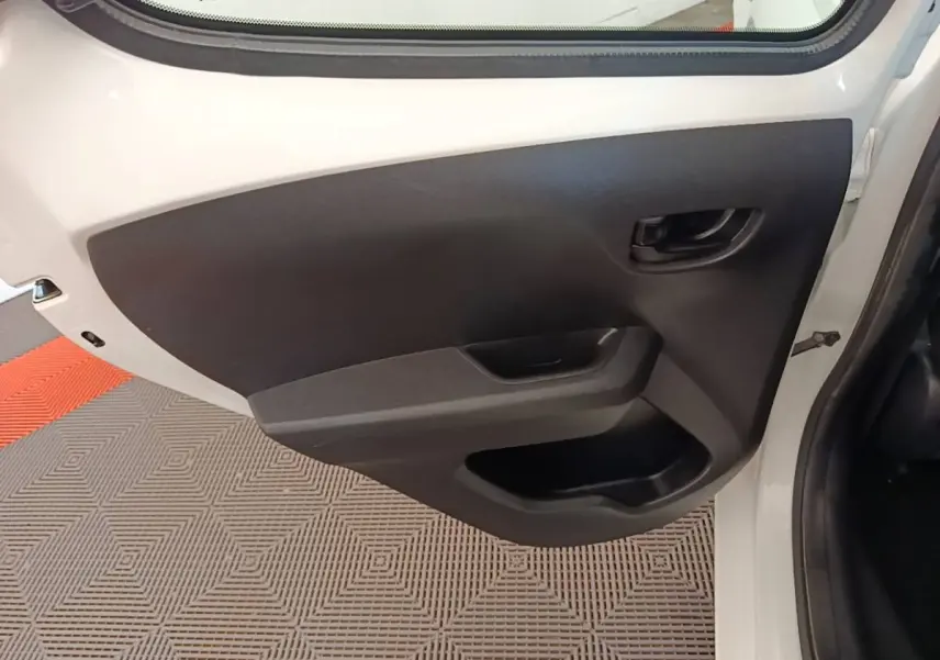 Vue rapprochée de la porte arrière droite blanche du Peugeot 108 VTI 72 S&S Active avec panneau intérieur noir.