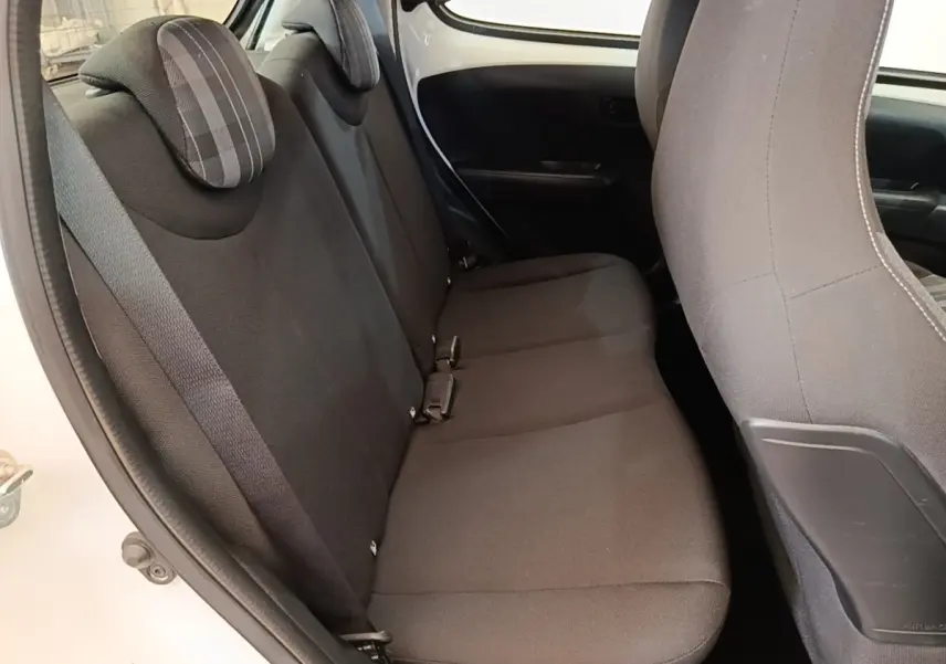 Vue intérieure côté gauche montrant la banquette arrière noire de la Peugeot 108 blanche VTI 72 S&S Active 2020.