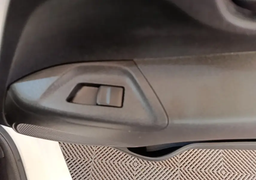 Détail de la commande de réglage sur la portière côté conducteur d’une Peugeot 108 blanche VTI 72 S&S Active 2020.