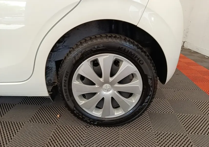 Gros plan sur la roue arrière droite blanche d'une Peugeot 108 VTI 72 S&S Active avec enjoliveur argenté.