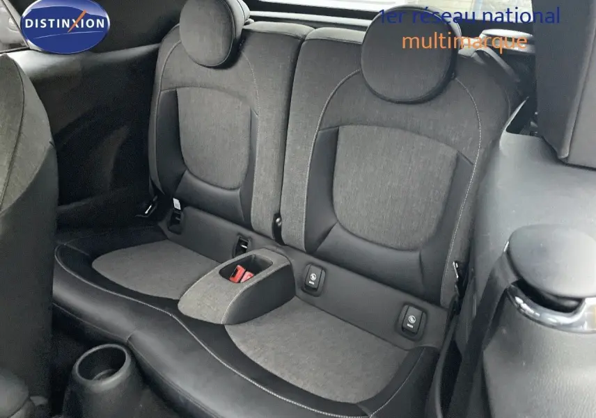 Vue rapprochée des sièges arrière gris tissu et cuir noir de la MINI Cabriolet F57 2023 en Melting Silver Metal.