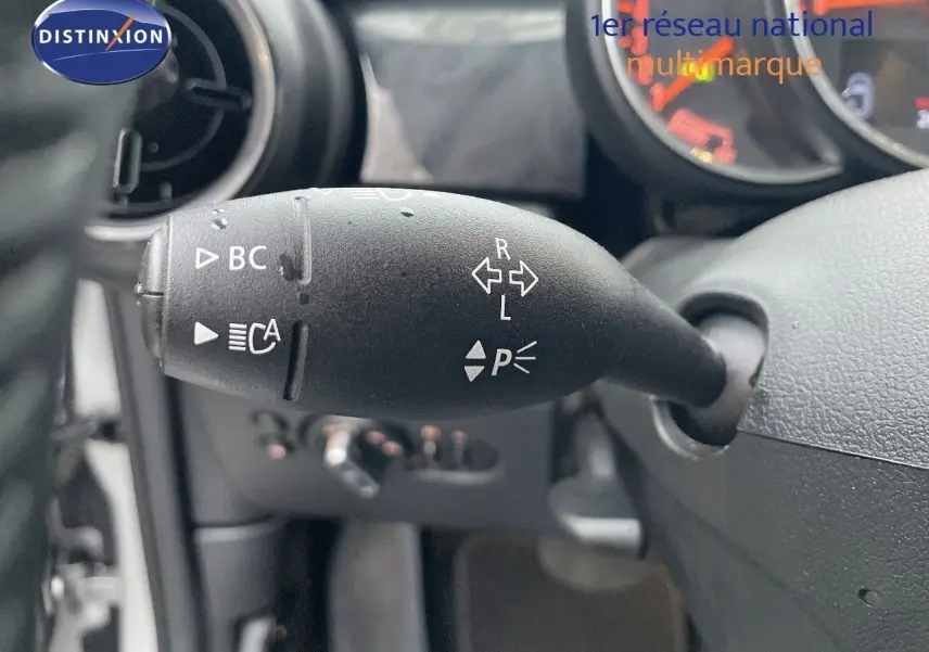 Le commodo de clignotant noir avec symboles blancs sur le côté gauche du tableau de bord d'une MINI Cabriolet 2023.