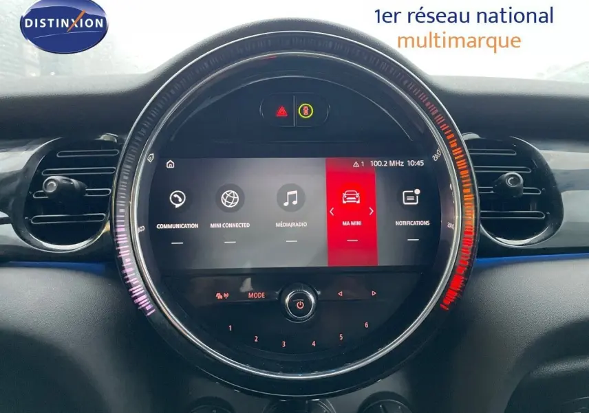 Tableau de bord de MINI Cabriolet F57 2023 avec écran central rond et éclairage LED coloré, ambiance intérieure moderne.