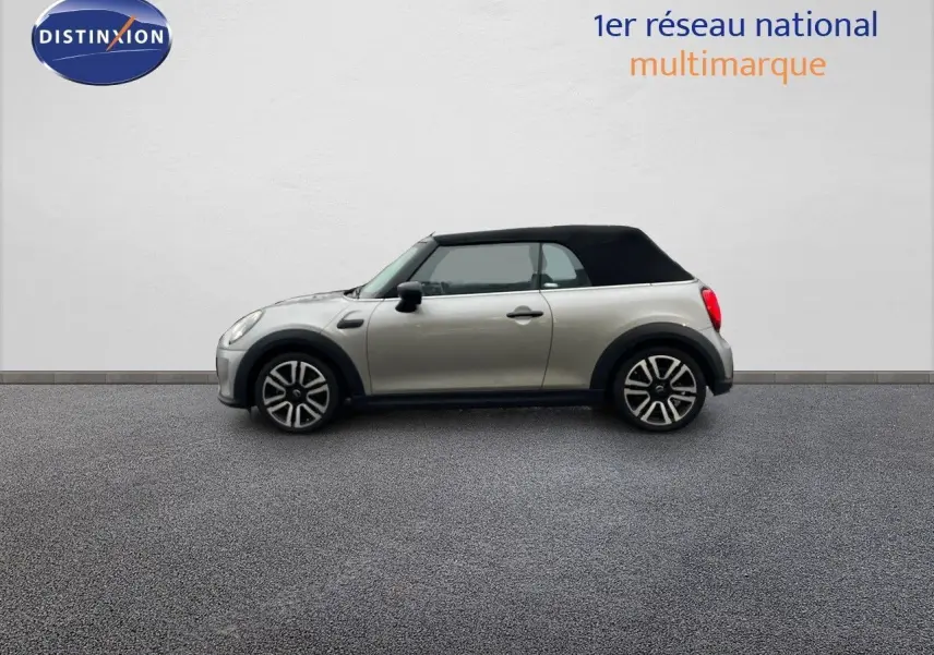 Profil droit d'une MINI Cabriolet 2023 Melting Silver avec capote noire, soulignant son design compact et élégant.