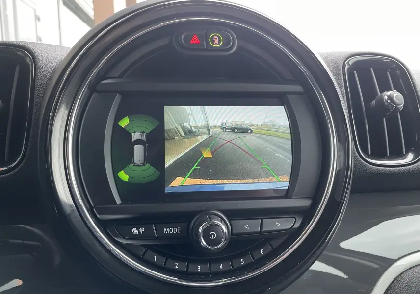 Écran central de la MINI Countryman Cooper S montrant la caméra de recul et les capteurs de stationnement.