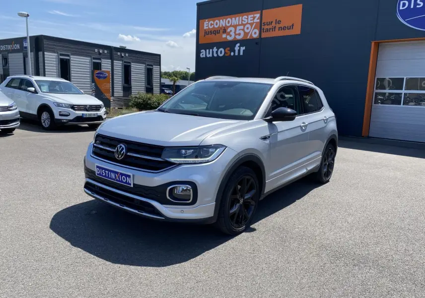 Volkswagen T-Cross 2022 R-Line en reflet d'argent métallisé, vue 3/4 avant avec jantes noires Köln 18 pouces.