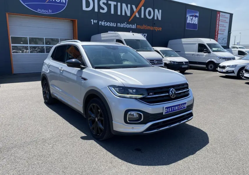 Volkswagen T-Cross R-Line 2022 en reflet d'argent métallisé, vue 3/4 avant avec jantes noires Köln 18 pouces.