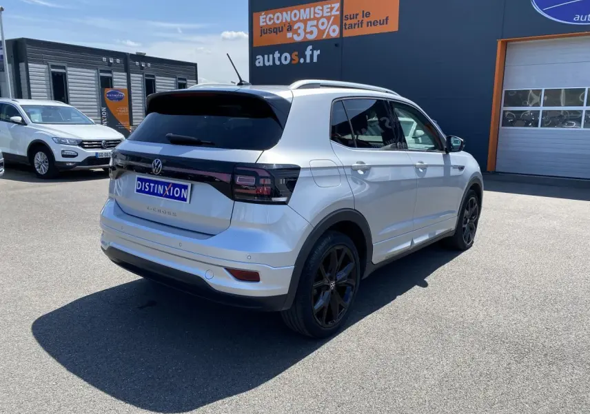 Volkswagen T-Cross 2022 argent métallisé en 3/4 arrière droit avec jantes noires et vitres surteintées.