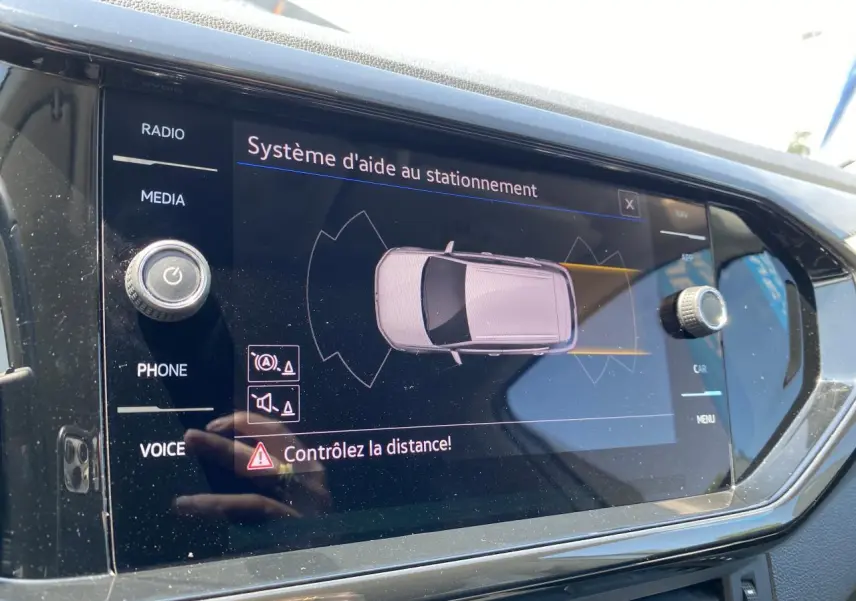 Écran tactile du système d'aide au stationnement dans l'habitacle du Volkswagen T-Cross 2022 en reflet d'argent.