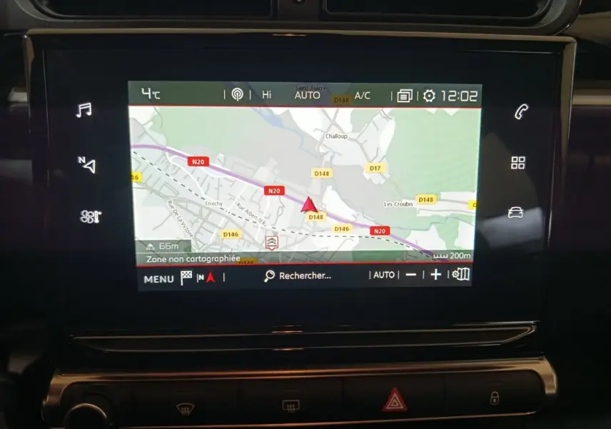 Écran tactile central de navigation allumé dans l’habitacle noir d’une Citroën C3 2024, version BlueHDi 100 BVM PLUS.